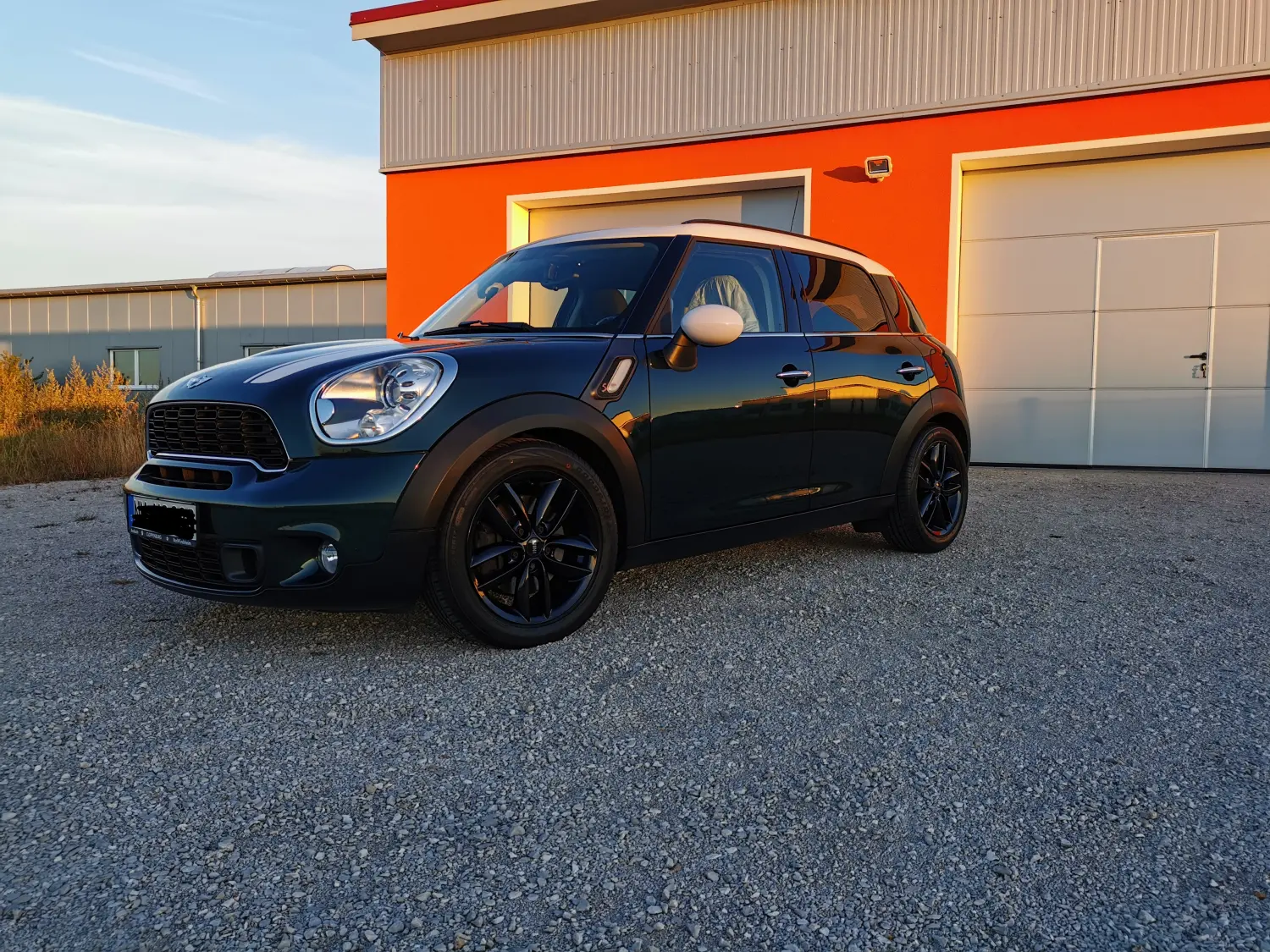 Ein schwarz glänzendes Auto von Car Perfection Bavaria