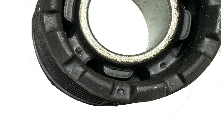 Weißes Autoteil. Satz neuer Autoteile aus Metall