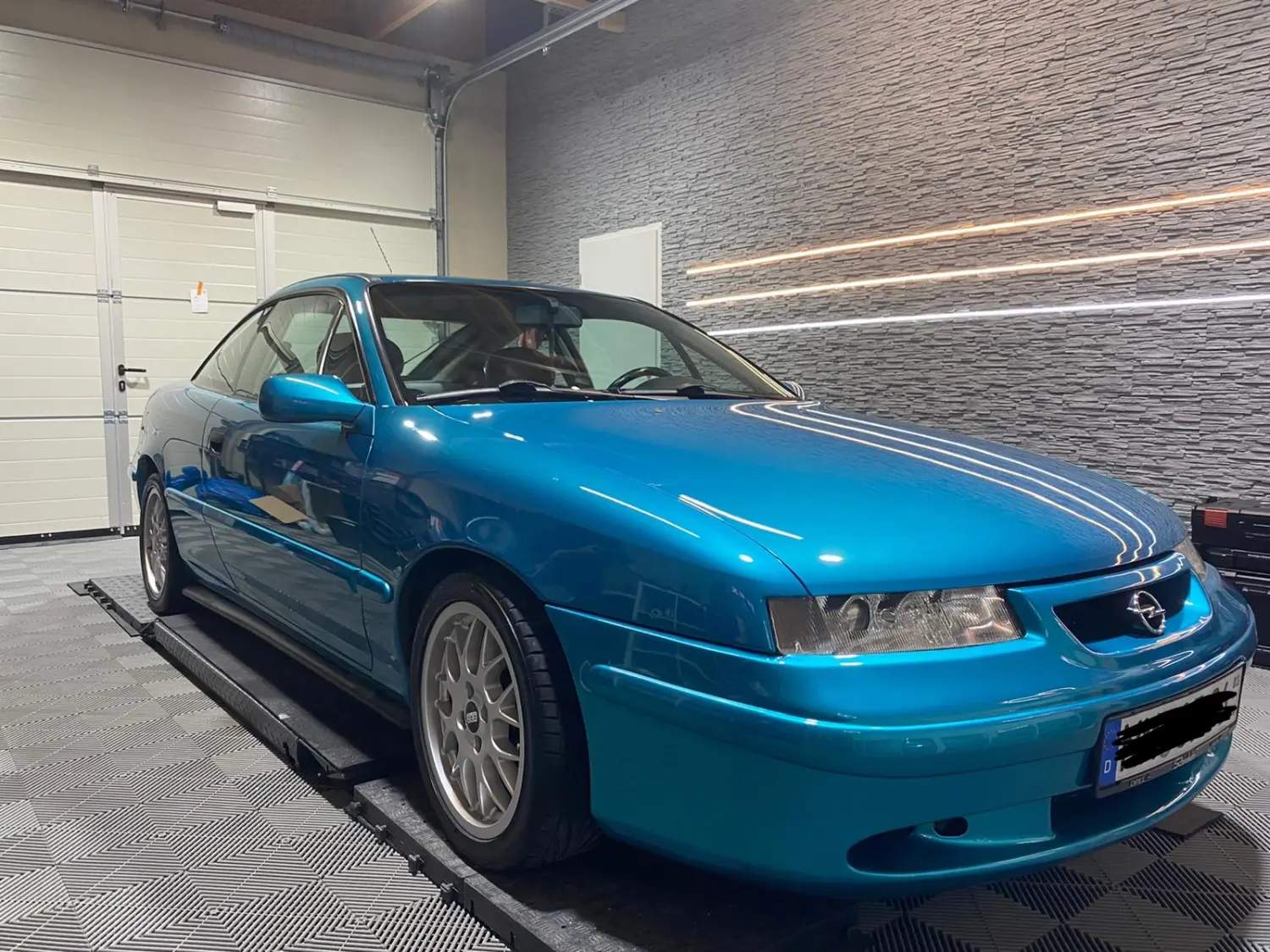 Blau glänzendes Auto von Car Perfection Bavaria